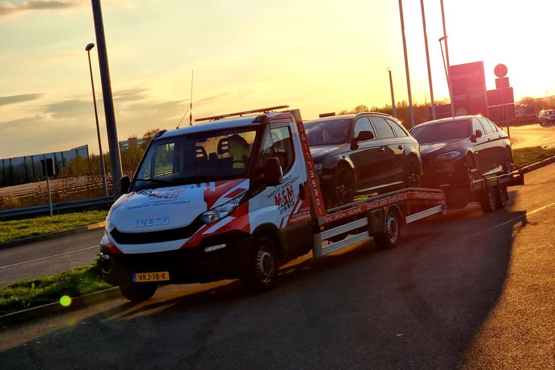 Twee auto's tegelijk, tot ver over de grens